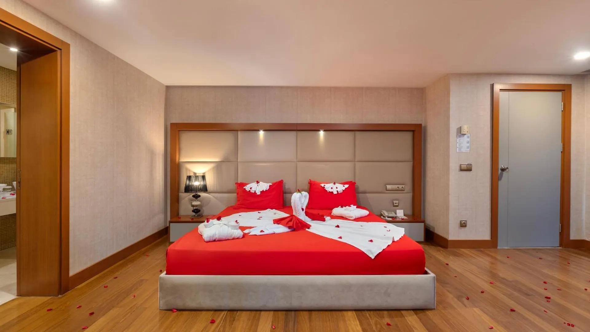 מלון Ramada Plaza אנטליה 5*,